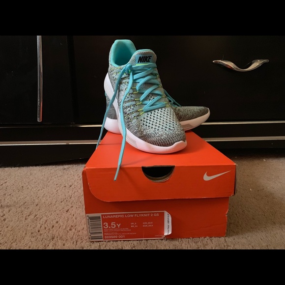 Nike kids shoes - Picture 1 of 8